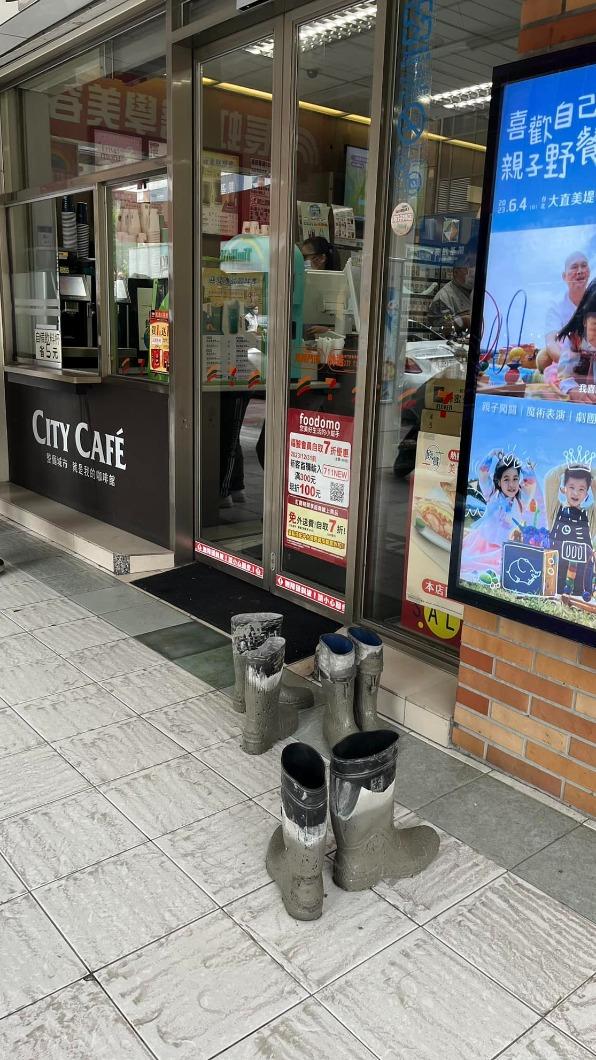3名男子因避免水泥弄髒地板，故把雨鞋脫掉、擺放在超商門口。（圖／翻攝自「路上觀察學院」臉書）