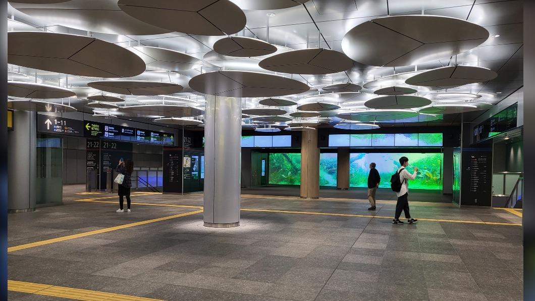 大阪車站的全新月台 「梅北地下口」漂亮又先進。( 圖 / 徐啟芳 攝)
