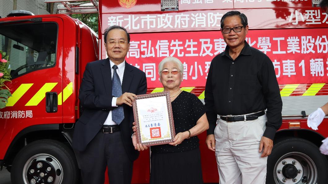 完成員工及愛子遺願 企業老董與地方媽媽共捐消防水箱車