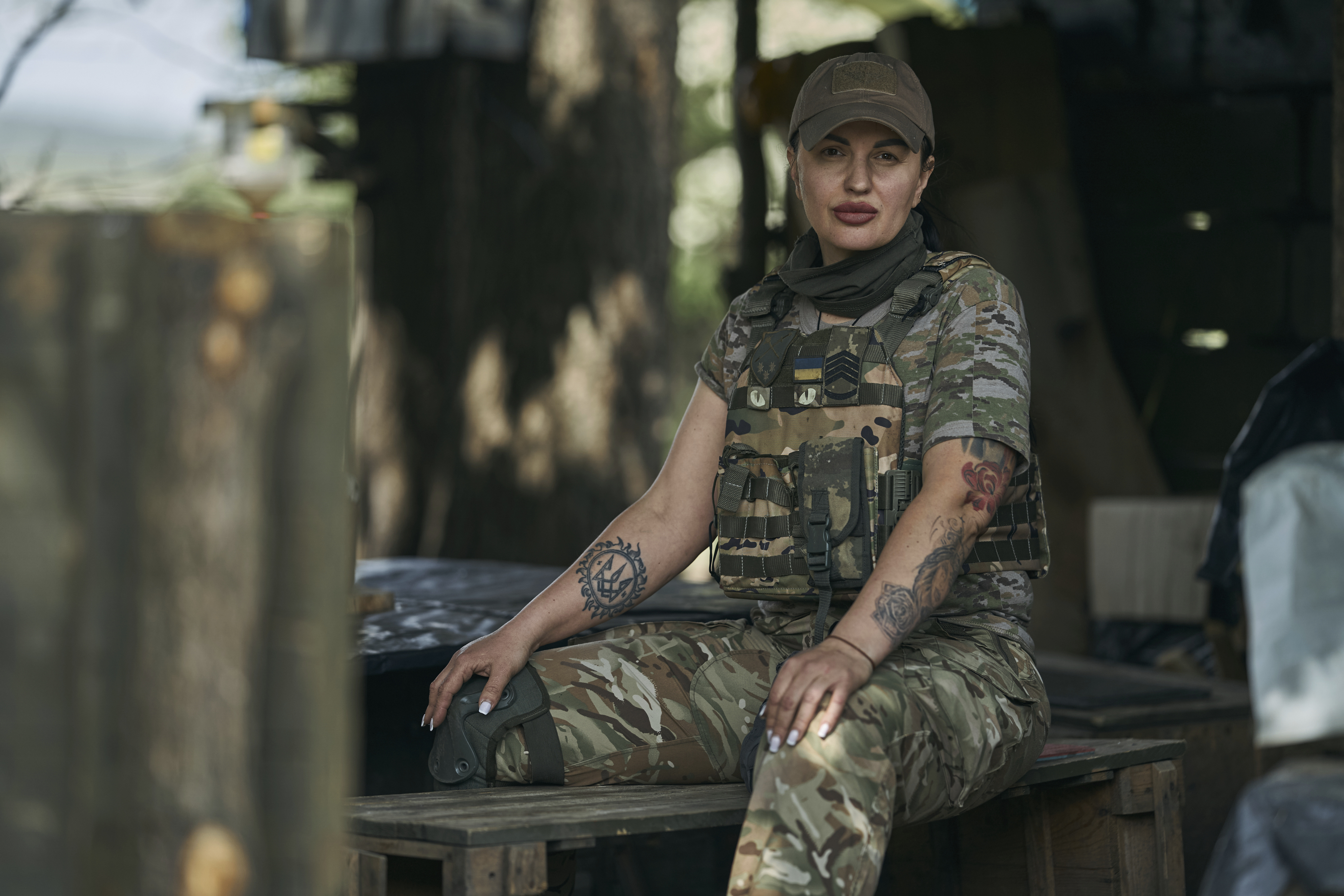 一名烏克蘭女砲兵也參與這次巴赫姆特奇襲戰,為部隊提供火力支援。(畫面來源:AP)