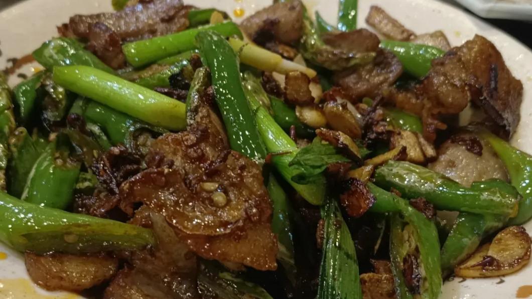 「回鍋肉」走的是乾香風格,吃起來有點像是煎到恰恰培根的口感。(圖/王老吉提供)