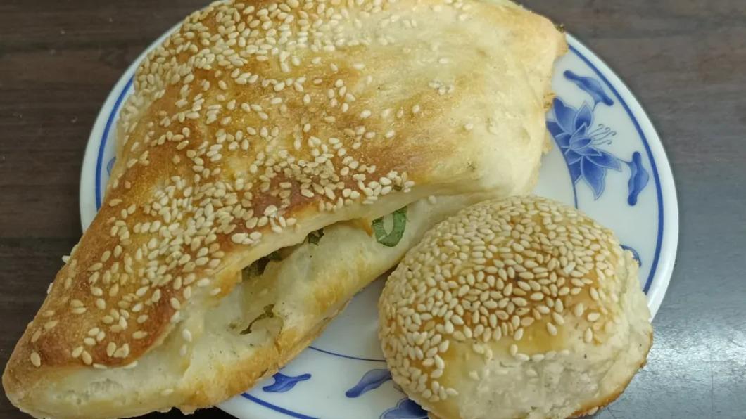 「黃橋燒餅」每一口都咬得到外層焦香脆,也吃得到內裡麵糰的濕潤和咬勁。(圖/王老吉提供)