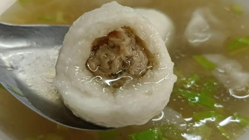 「餛飩魚丸湯」肉餡鹹香搭配外裹些許彈牙的白色魚漿。(圖/王老吉提供)