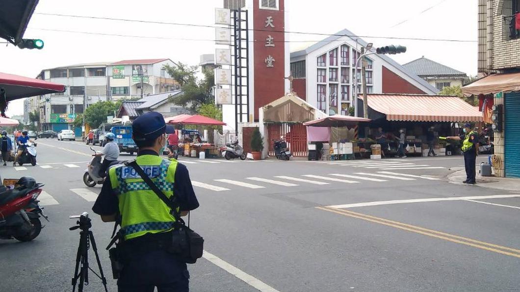 每當行人地獄事件出現後,就會要求員警去路口站崗。(圖/台南市警局提供)