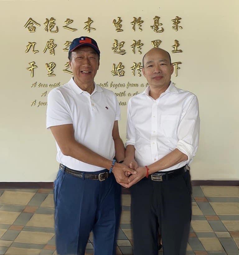 韓國瑜和郭台銘十指緊扣。(圖/翻攝自郭台銘臉書)