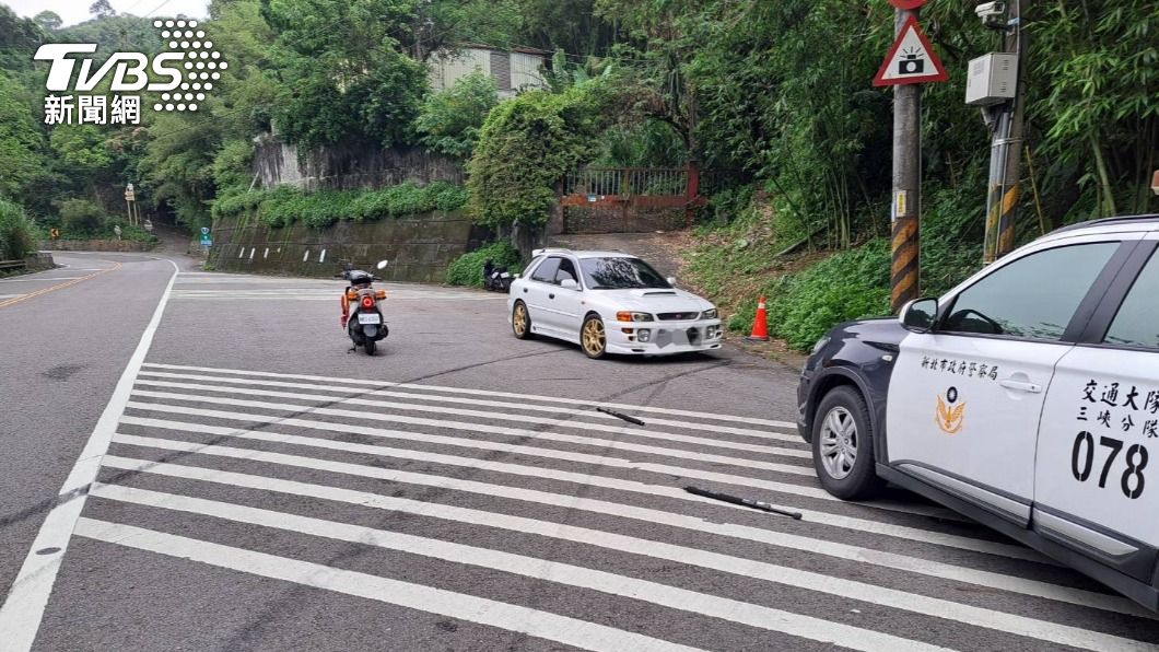 小轎車過彎失控撞飛測速照相機,地上留下長長的剎車痕。(圖/TVBS)