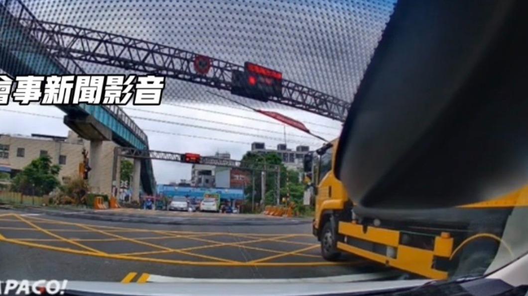 扯!垃圾車「拚一把」想硬闖鐵軌 慘遭柵欄敲頭下場慘了
