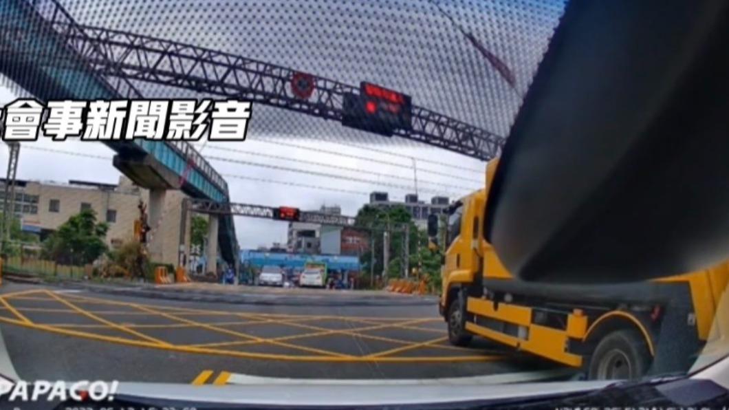 垃圾車被柵欄敲頭才緊急倒車。（圖／翻攝自社會事影音新聞）