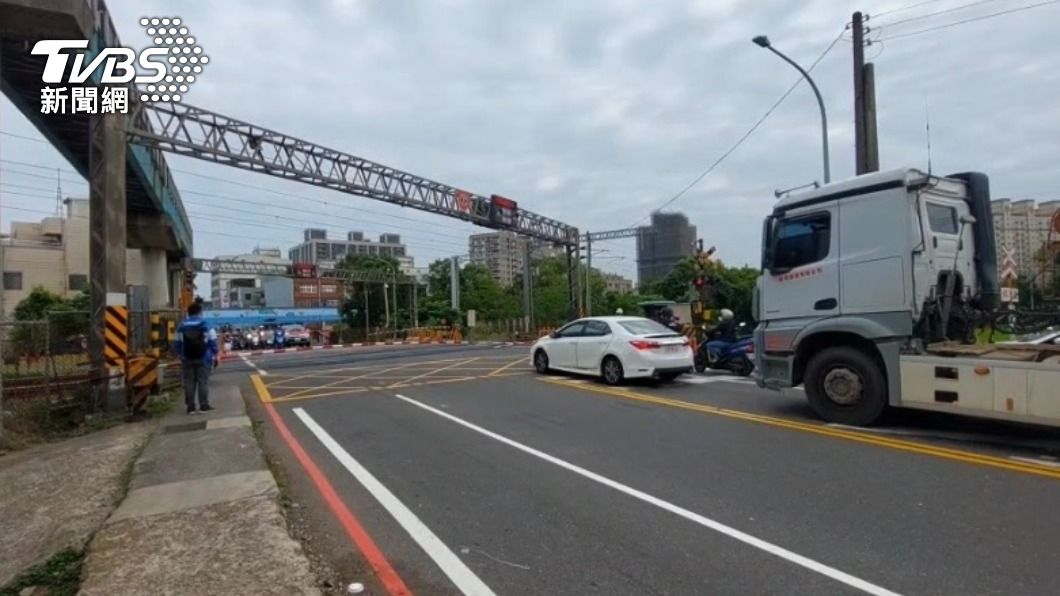 平交道周圍平時車流量不小。（圖／TVBS）