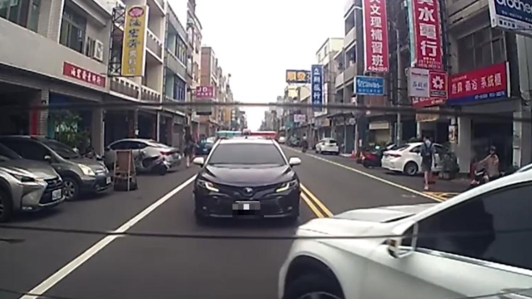 雙黃線左轉進社區!警車「巴庫」禮讓 網酸:孔融讓梨