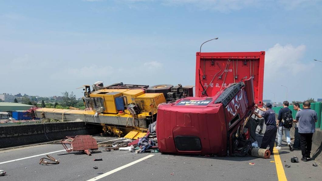 台61嚴重車禍!吊車違規上路遭曳引車撞翻 全線封閉中