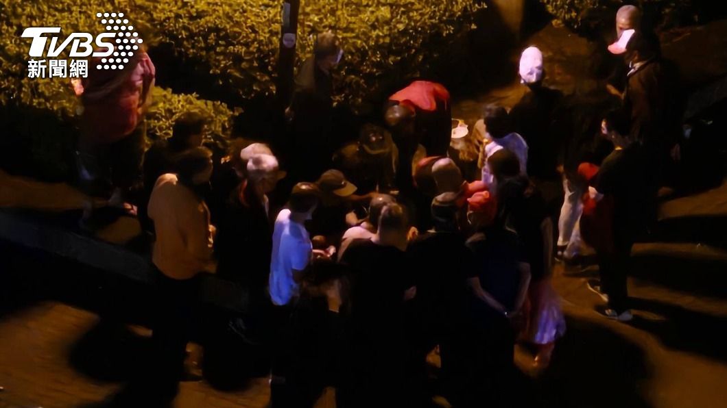 我沒賭!15人公園打「四支刀」賭博 賭客遭圍捕狂奔