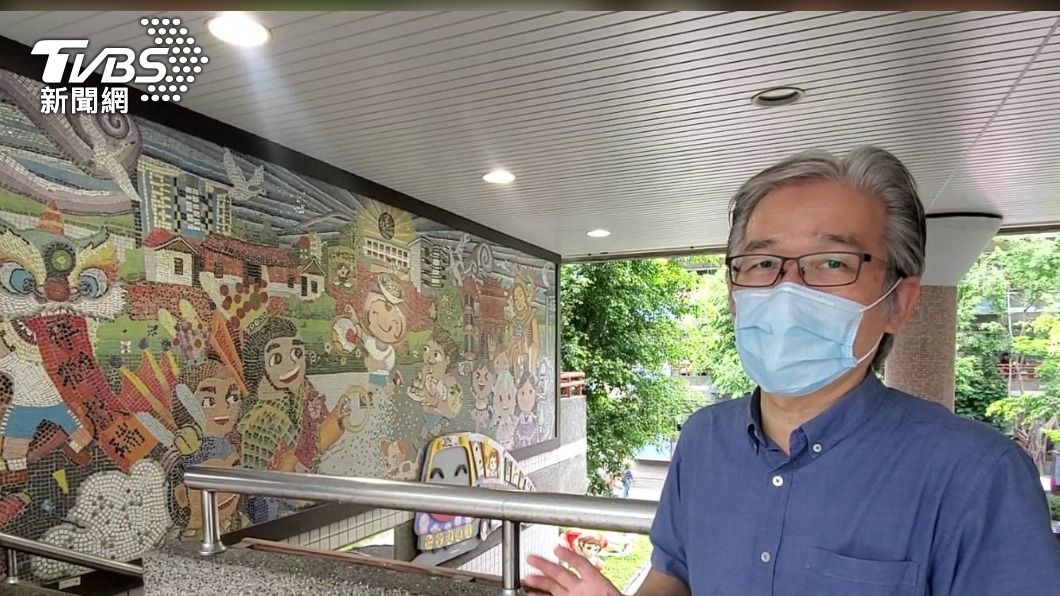 藝文老師鄭博文表示歷屆畢業生大型藝術創作,校園內到處可見。(圖/TVBS_