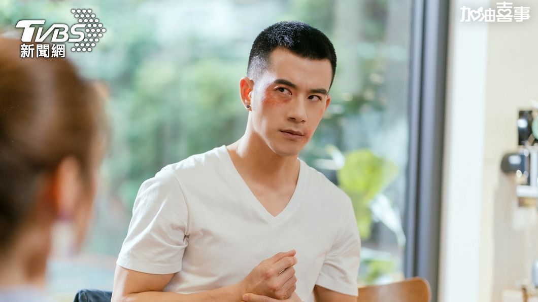 劇中紀言愷因花心,重逢前女友臧芮軒慘遭修理。(圖/TVBS)