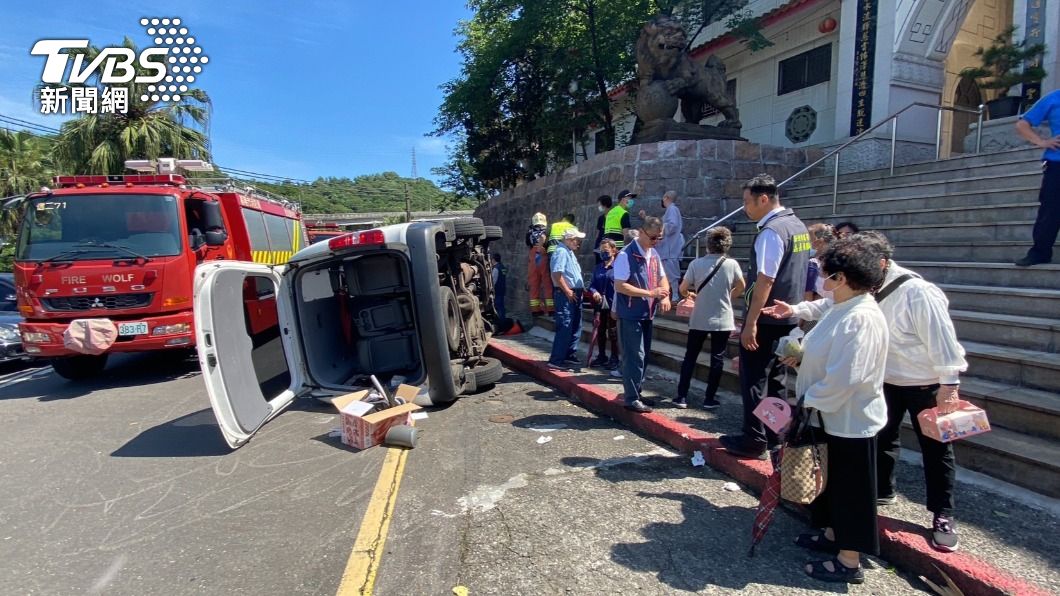 疑煞車失靈!接駁車翻覆 車內8人受困2人送醫