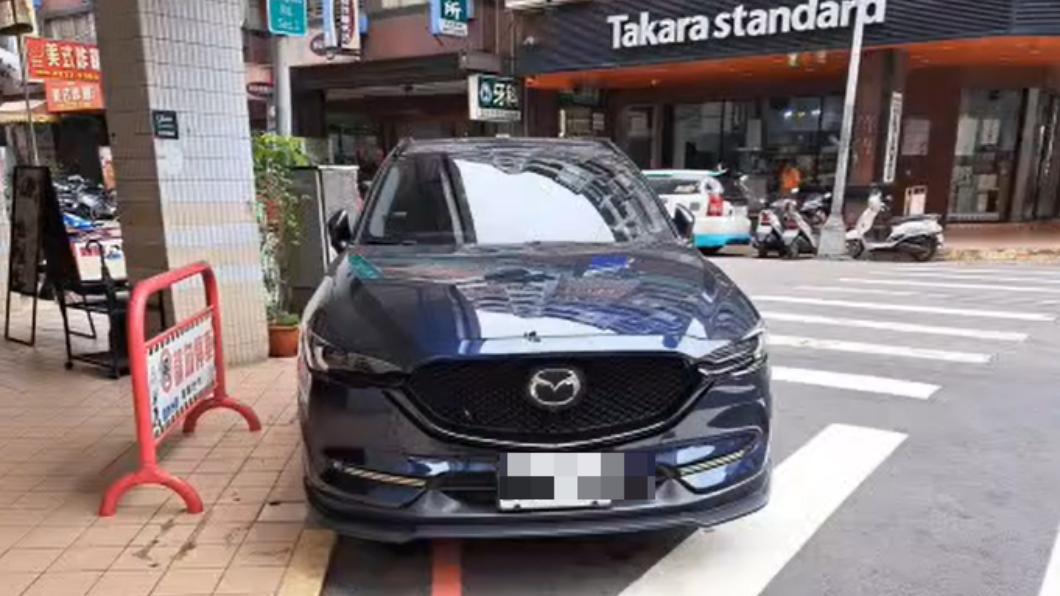 不甩紅線爽停路口遭錄影 車主秒現身怒嗆:你就沒違停過