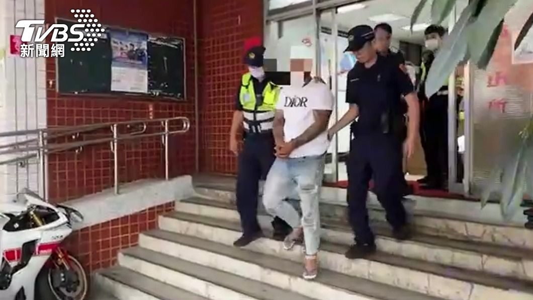 有跑有機會?弘仁會通緝犯見警狂奔 赤腳落網糗樣全都錄