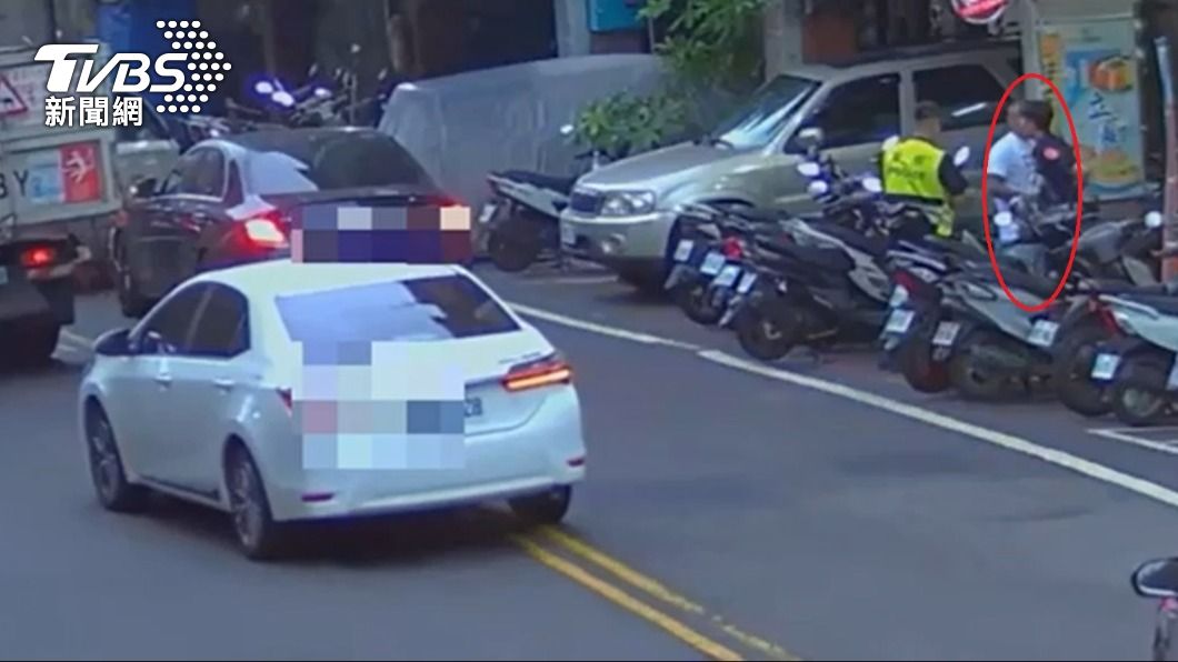 警方將林男(白衣)攔下盤查。(圖/TVBS)