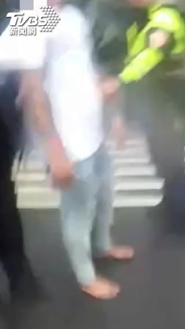 為了躲避盤查,林姓通緝犯狂奔跑到鞋子都不見了,最後仍被警方逮捕。(圖/TVBS)