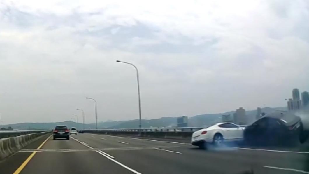 2車發生擦撞後險些衝出護欄。(圖/翻攝自爆料公社)