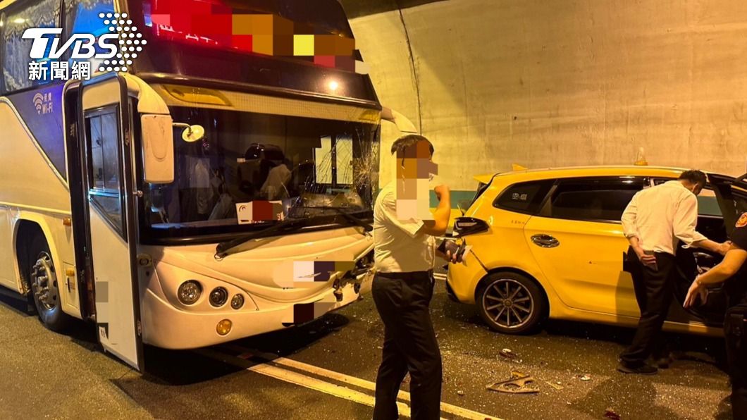 中和隧道客運追撞計程車!小黃女乘客頭挫傷 嬰兒也送醫