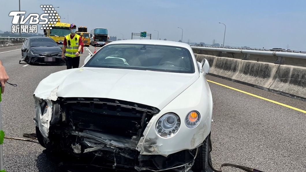 賓利的車頭被撞爛。(圖/警方提供)