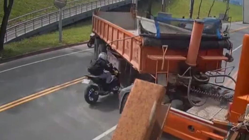 騎士撞上砂石車。（圖／翻攝Facebook●【爆廢公社】●）