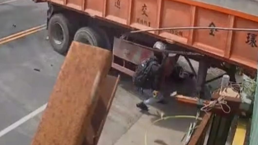 騎士卡在砂石車側邊車身。（圖／翻攝Facebook●【爆廢公社】●）
