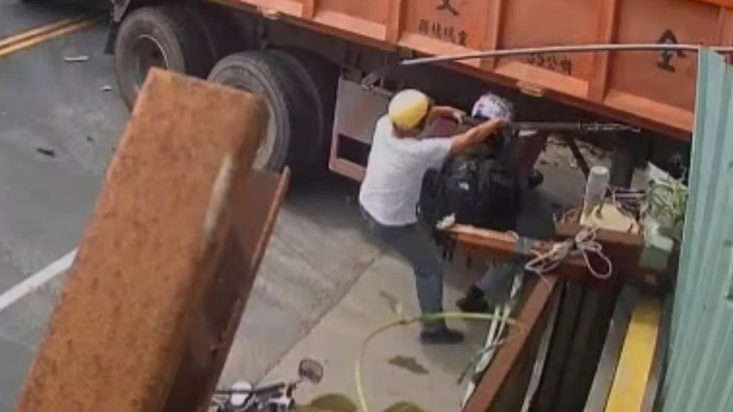 另一名騎士搬開砂石車零件。（圖／翻攝Facebook●【爆廢公社】●）