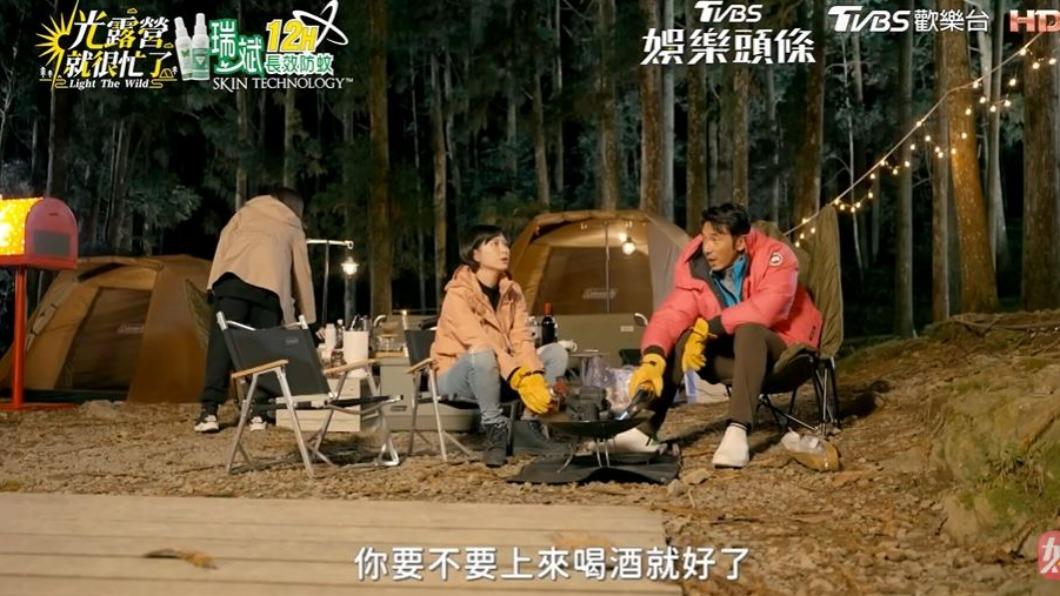 李李仁要林心如到旁邊休息。(圖/翻攝自《光露營就很忙了》)