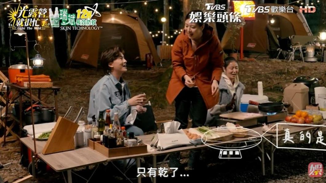 3人邊小酌邊做菜。(圖/翻攝自《光露營就很忙了》)