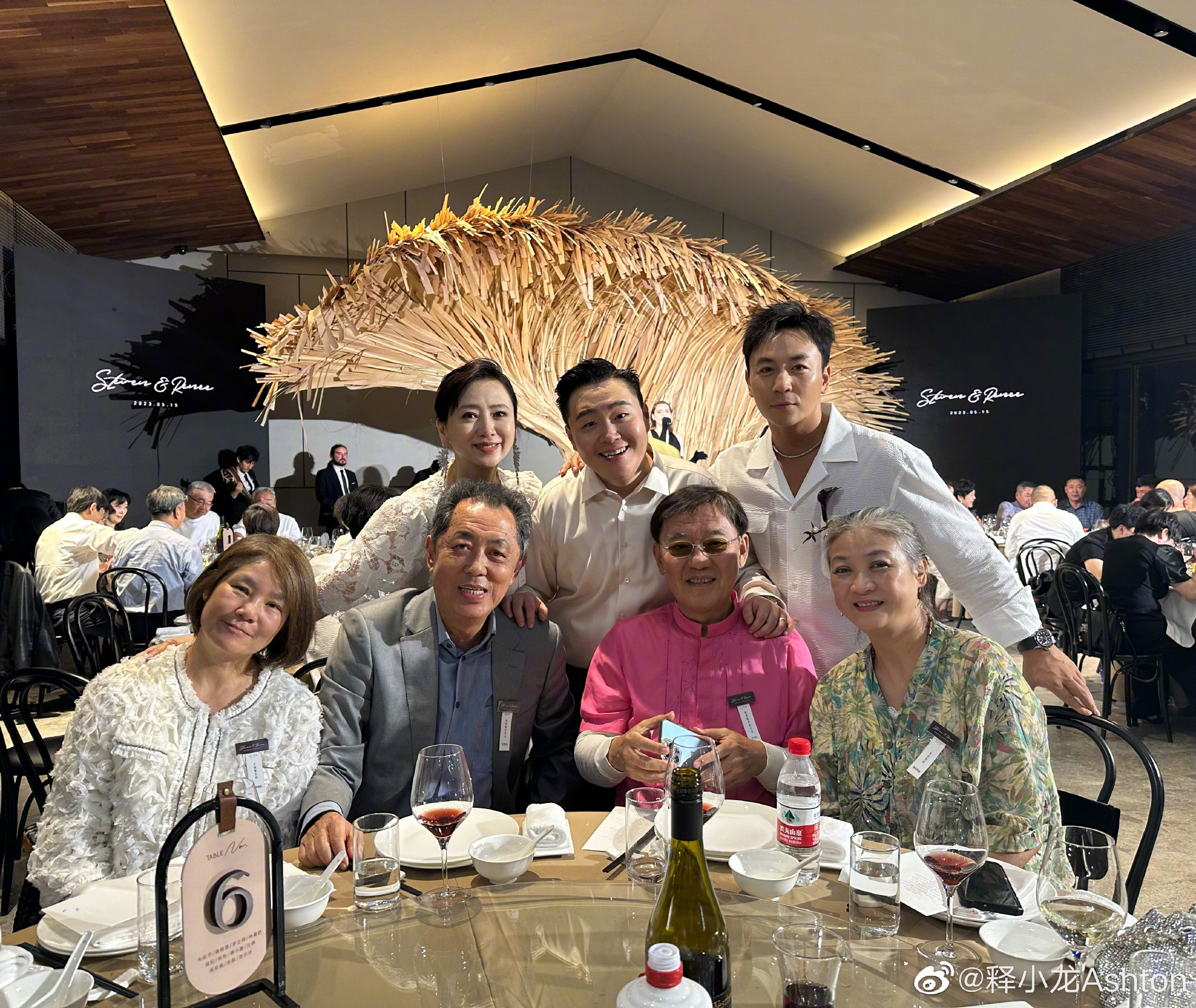 李立群（中）夫婦、朱延平夫婦、翁虹、釋小龍出席郝劭文婚禮。（圖／翻攝自釋小龍微博）