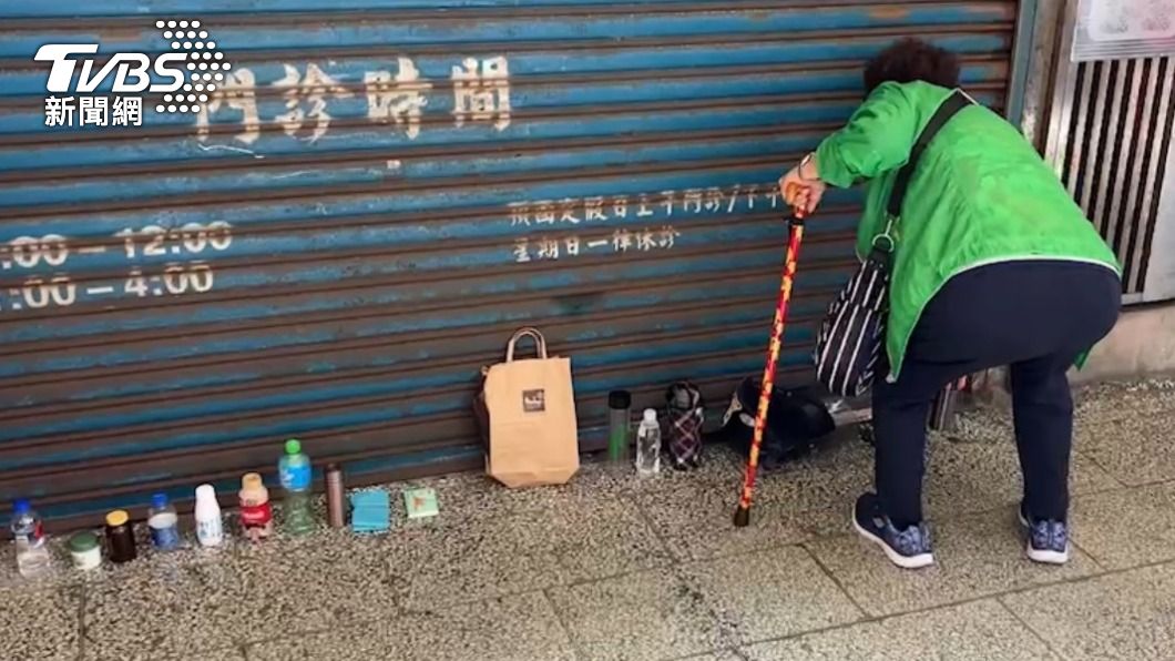 奇景!看診排隊出招 「水壺、罐頭」樣樣來