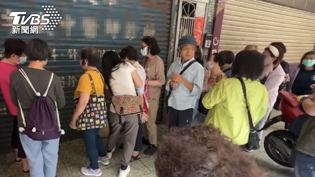 基隆許多診所病患多，光是排隊掛號就需要排４個小時以上，所以衍生出來另類排法。（圖／ＴＶＢＳ）