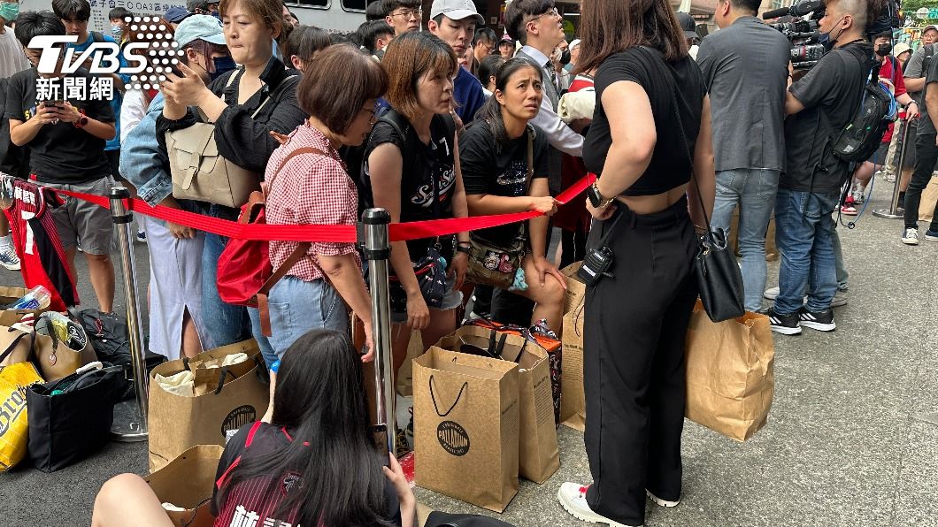 林書豪和法國軍靴品牌推出聯名系列，許多球迷瘋狂爆買。（圖／葉韋辰攝）