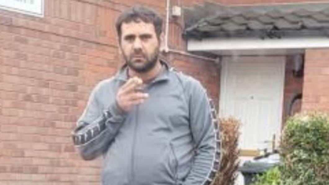 街頭露鳥嚇路人!下秒遭譏笑「我家狗狗比你大」 噁男惱羞跑了