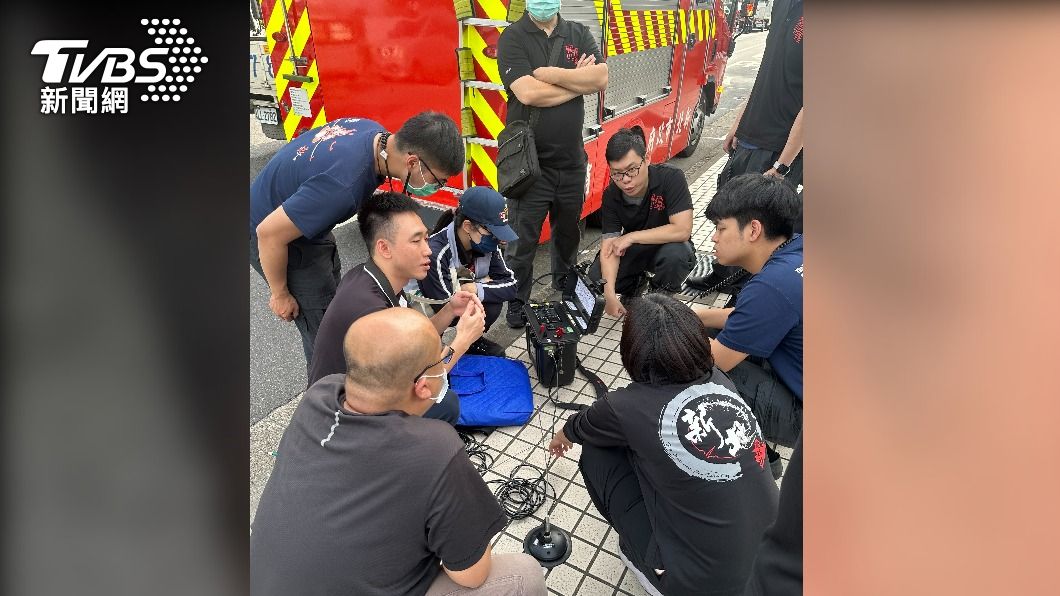 警消人員在捷運站進行通訊設備演練。(圖/TVBS)