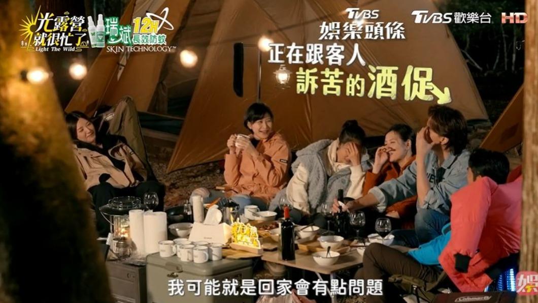 鄭元暢(右二)很會開酒,笑稱自己有業績壓力。(圖/翻攝自《光露營就很忙了》)