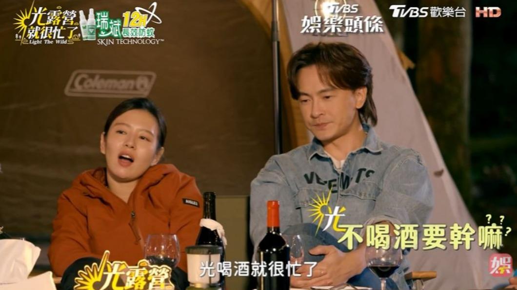 《光露營就很忙了》讓這些藝人可以正大光明喝酒談天。(圖/翻攝自《光露營就很忙了》)