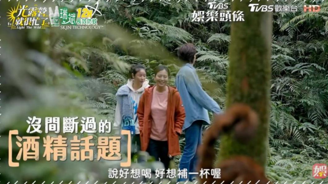 鄭元暢爬山都在想喝酒。(圖/翻攝自《光露營就很忙了》)