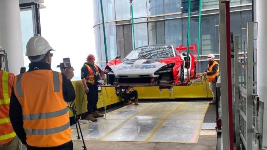 汽車到57層樓平台之後,工作人員將繩索釋放。(圖/翻攝自Adrian Portelli IG)