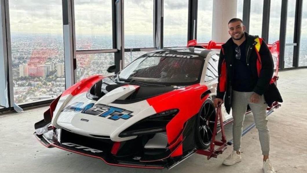 富豪把收藏的McLaren Senna GTR放進剛買的57層樓豪宅。(圖/翻攝自Adrian Portelli IG)