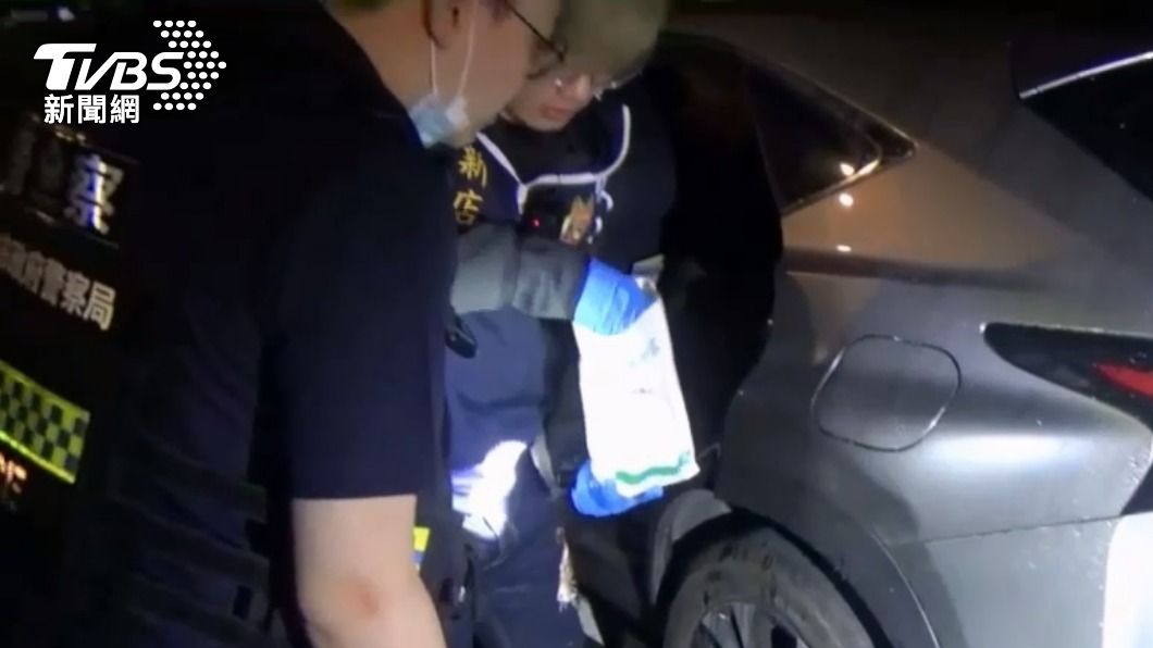 警方搜出一整袋鈔票。(圖/TVBS)