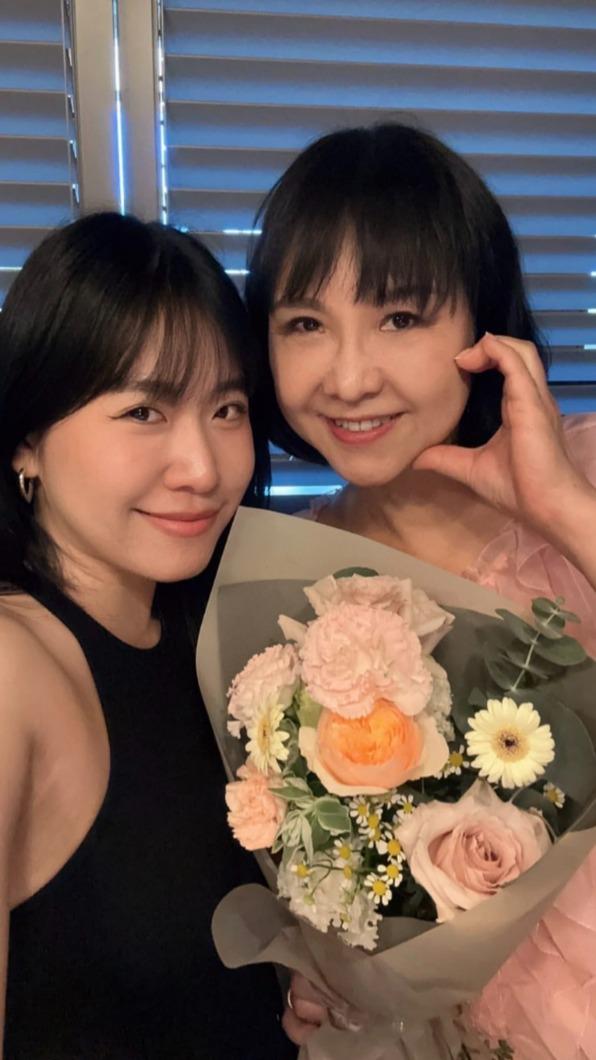 Olivia去年與媽媽開心自拍,張葳葳的氣色超好、超凍齡。(圖/翻攝自Olivia IG)
