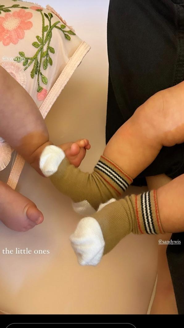 吳則含的女兒(左)與吳姍儒的兒子(右)相見歡。(圖/翻攝自Olivia IG)