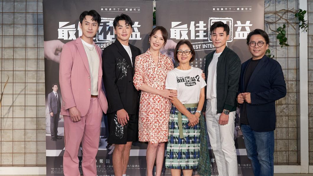 左起張雁名、禾浩辰、天心、製作人陳慧玲、是元介、許傑輝,齊揭社會真實案件。(圖/群之噰傳播有限公司提供)