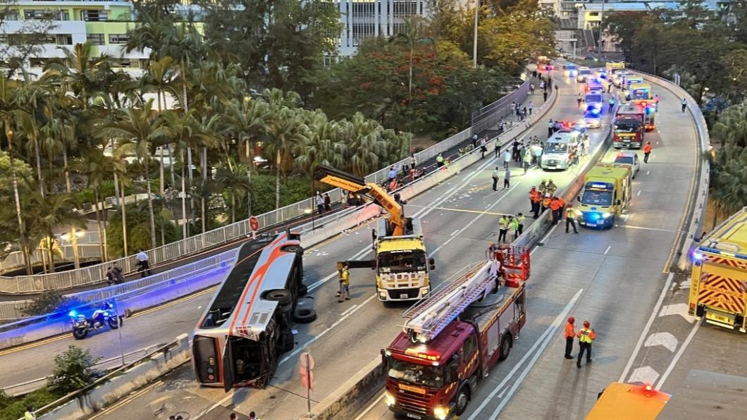 香港重大車禍！遊覽車失控「撞水泥護欄」翻覆　至少22人傷