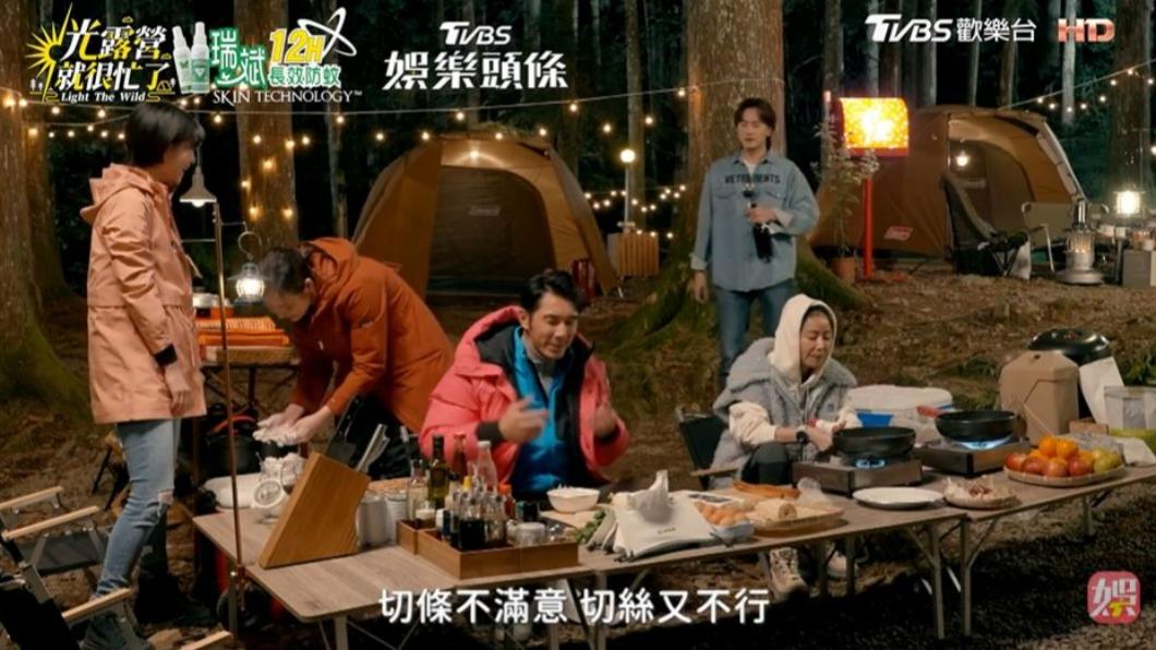 李李仁邊幫忙、邊抱怨。(圖/翻攝自《光露營就很忙了》)