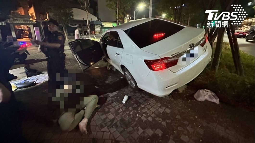 滿車K味還想逃？他拒檢狂飆　30秒後自撞「ㄉㄧㄠˊ車」