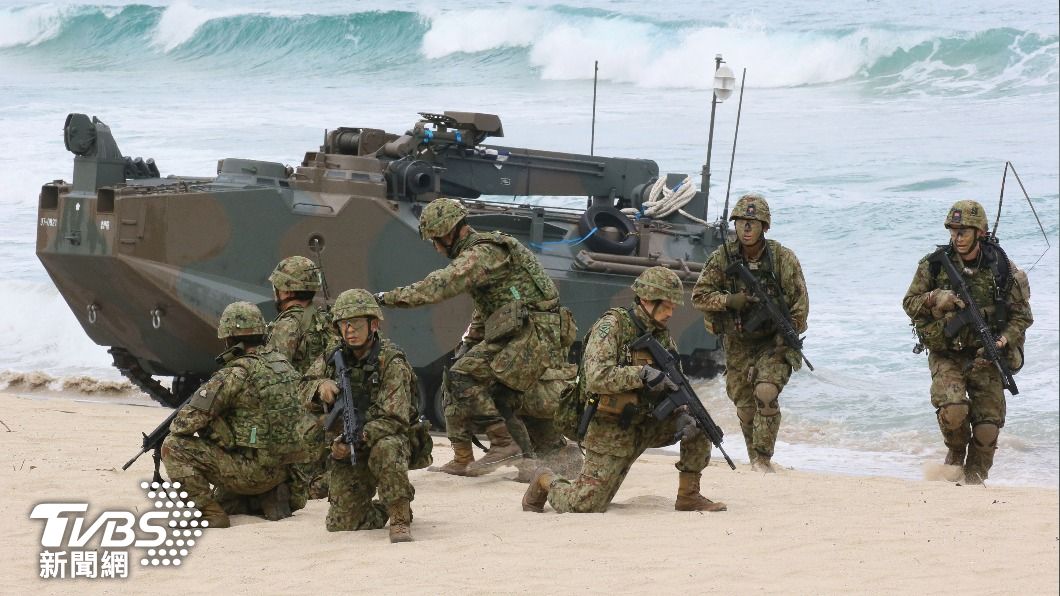 日本自衛隊與美軍進行兩棲聯合軍演。（圖／達志影像美聯社）
